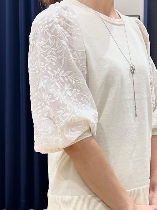 Orikaさんの「grove｜【二の腕カバー】繊細さと上品さをまとう袖刺繍プルオーバーニット」を使ったコーディネート