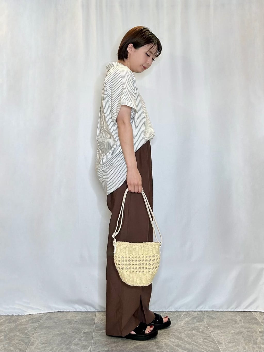 ネリさんの「SHOO･LA･RUE｜【S-LL/UV/接触冷感/抗菌防臭】体型を自然にカバー フレンチリネンブレンド襟付ドルマンシャツ」を使ったコーディネート