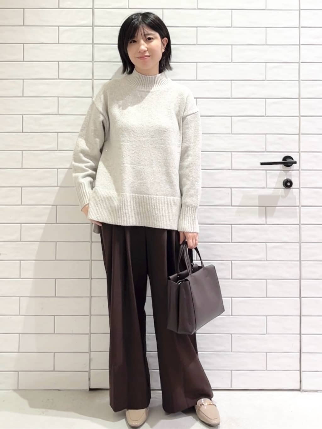 しおりさんの「OPAQUE.CLIP｜タックデザインワイドパンツ【洗濯機OK】」を使ったコーディネート