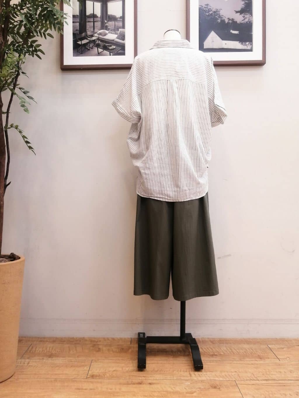 maiさんの「SHOO･LA･RUE｜【S-LL/UV/接触冷感/抗菌防臭】体型を自然にカバー フレンチリネンブレンド襟付ドルマンシャツ」を使ったコーディネート