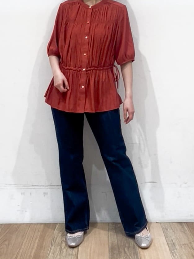 山さんさんの「grove｜【二の腕/体型カバー】メリハリシルエットが叶うシャーリングブラウス」を使ったコーディネート