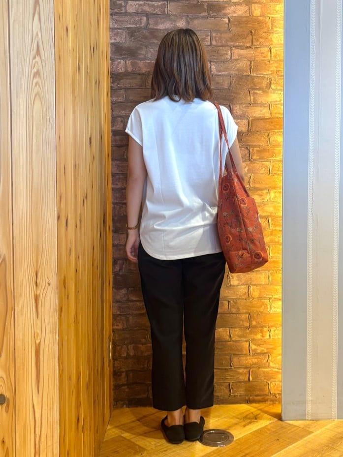 mieさんの「SHOO･LA･RUE｜【S-LL/汗ジミ軽減/ひんやり/UV】インせず着られる フレンチスリーブTシャツ」を使ったコーディネート
