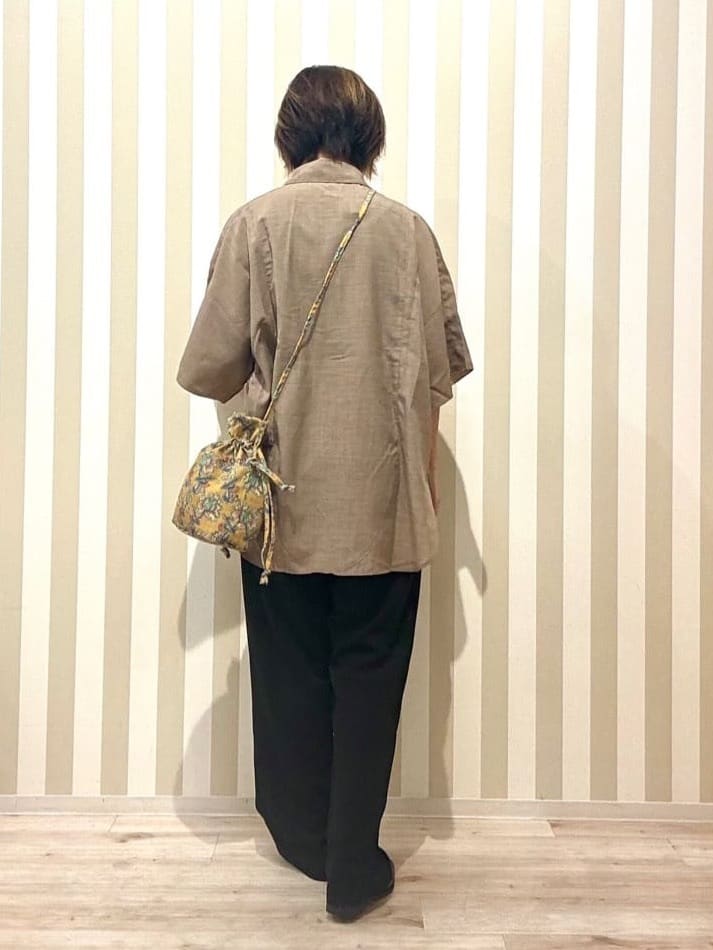 pieceさんの「SHOO･LA･RUE｜【洗える/S-LL】大きめのフリルが印象的 デザインブラウス」を使ったコーディネート
