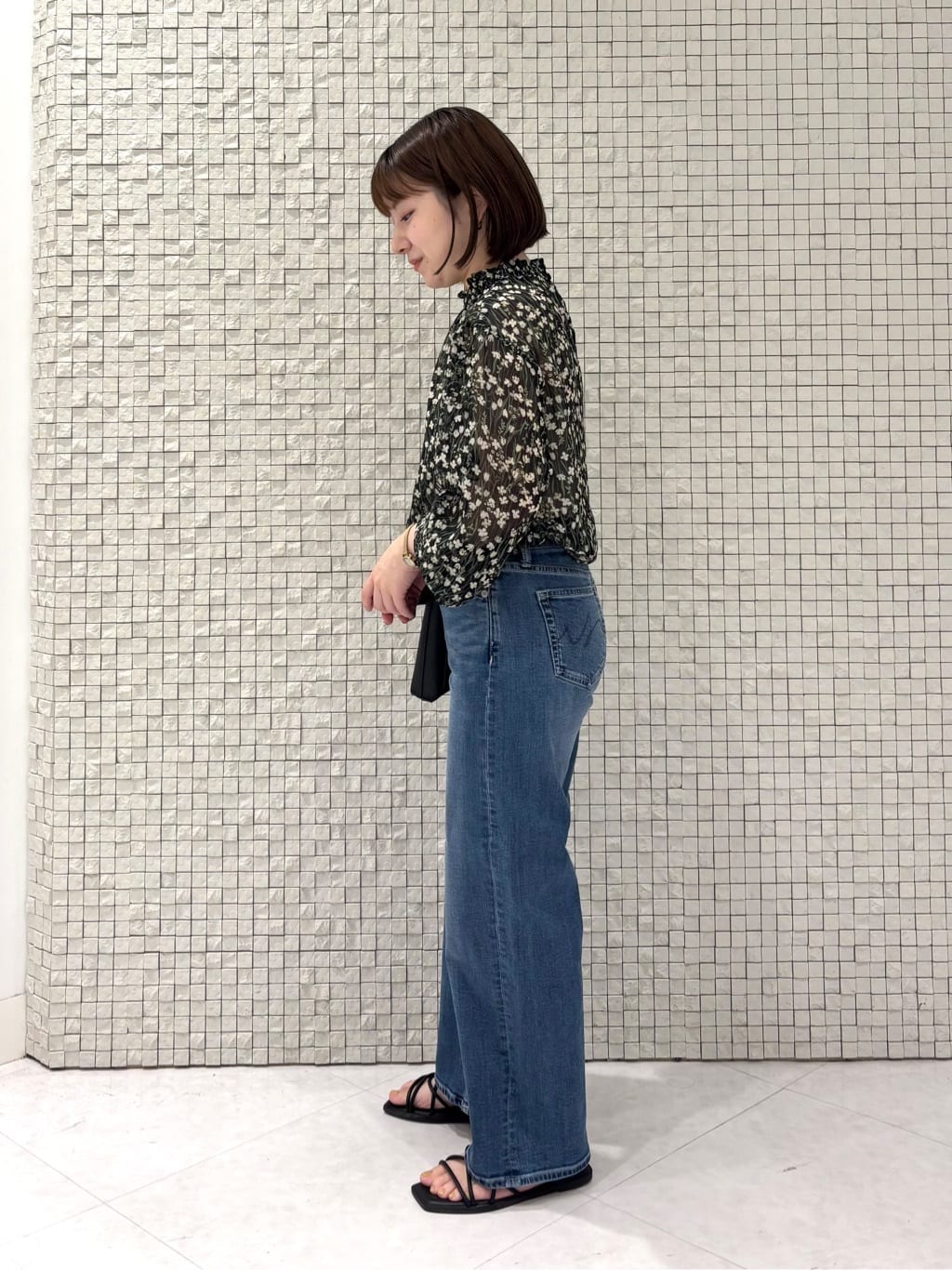 sakuさんの「INDIVI｜【褒められデニム】ワイドストレート デニムパンツ」を使ったコーディネート