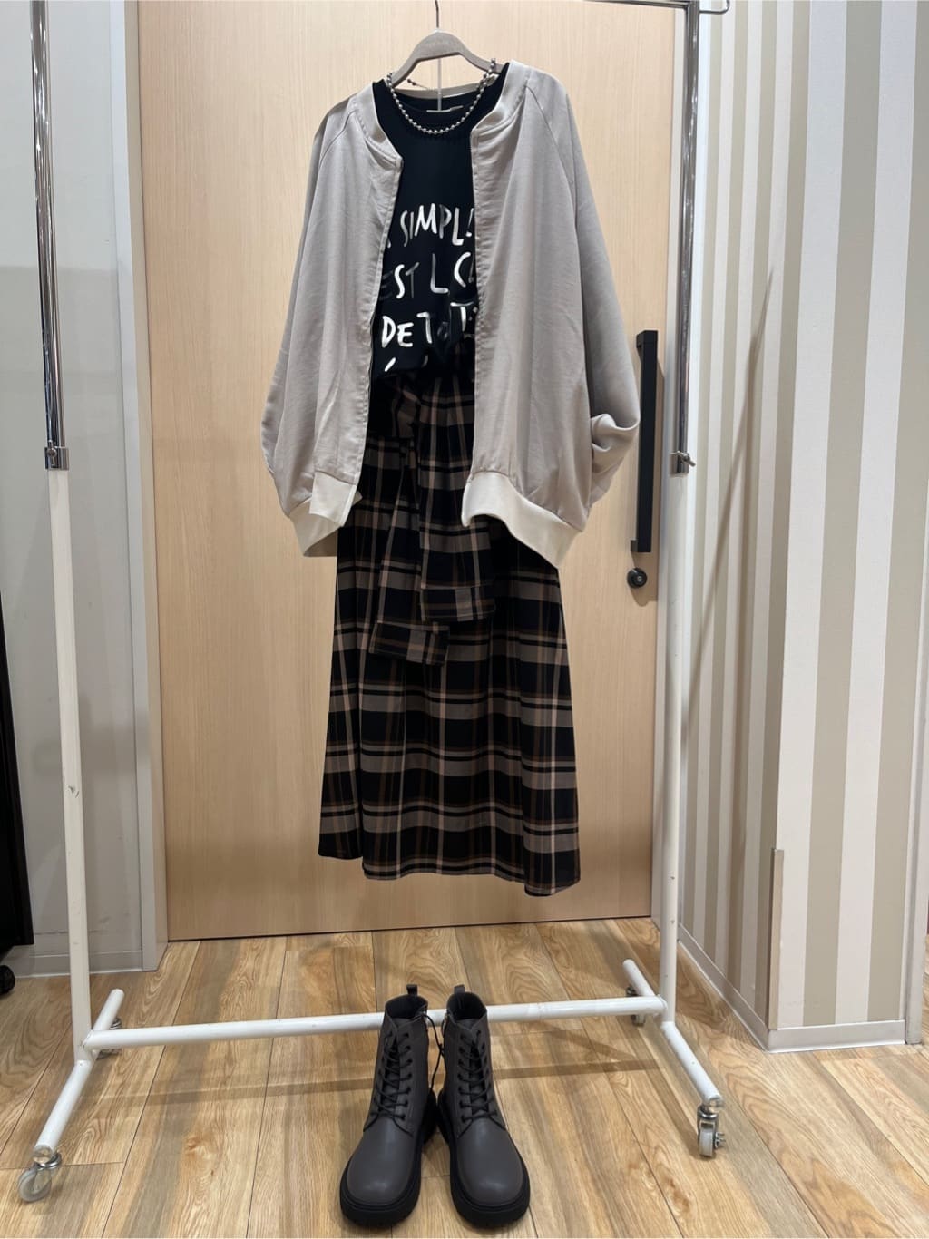 みわさんの「SHOO･LA･RUE｜【S-LL／2WAY】取り外しのできる シャツ腰巻パーツつきチェック柄スカート」を使ったコーディネート