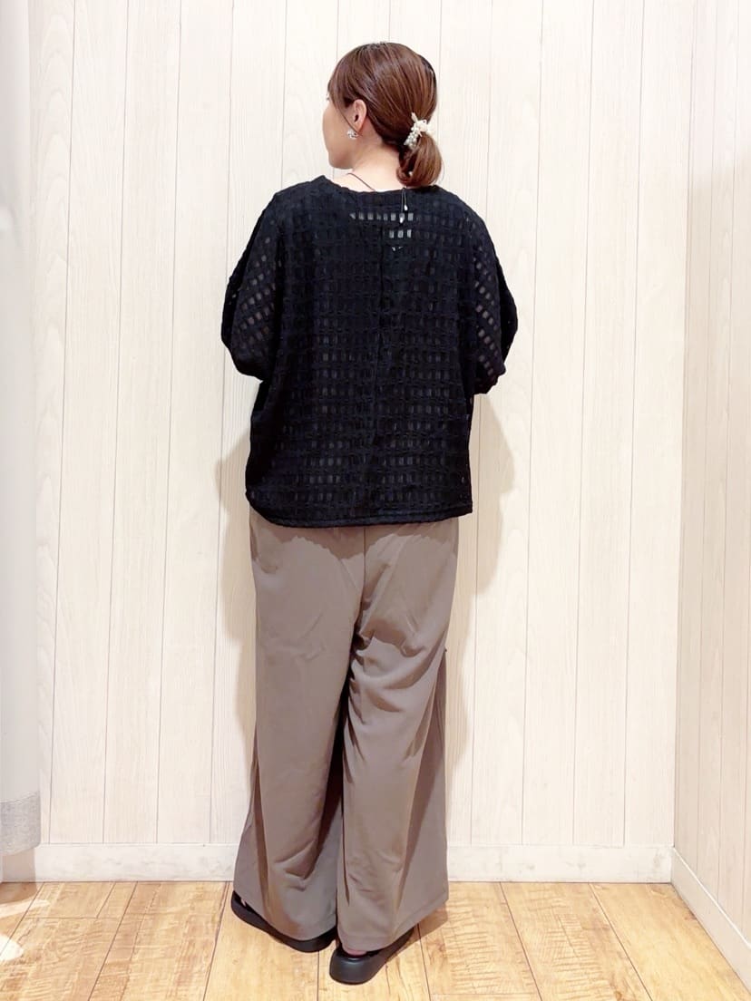 あいこさんの「SHOO･LA･RUE｜【S-LL】涼やかで好印象 シアーチェック ドルマントップス」を使ったコーディネート