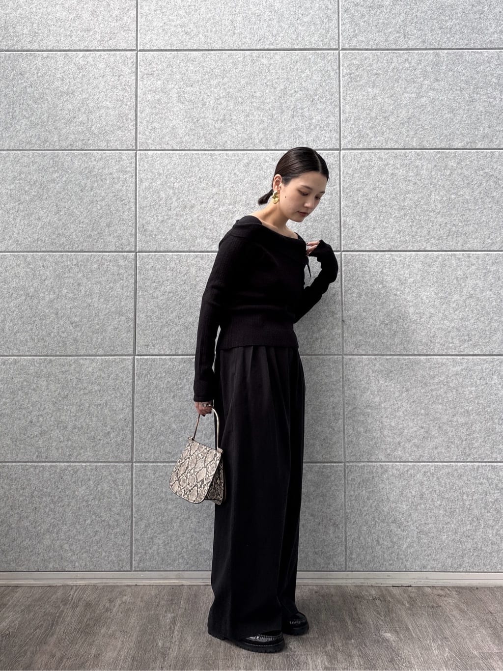 ayanoさんの「INDIVI｜【再入荷】アシメオフショルニット」を使ったコーディネート