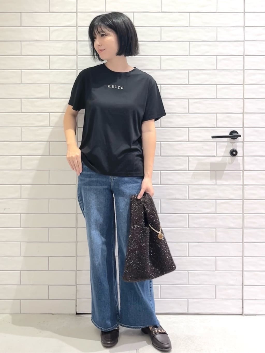しおりさんの「OPAQUE.CLIP｜メタリック刺繍ロゴTシャツ【接触冷感／洗濯機洗い可】」を使ったコーディネート
