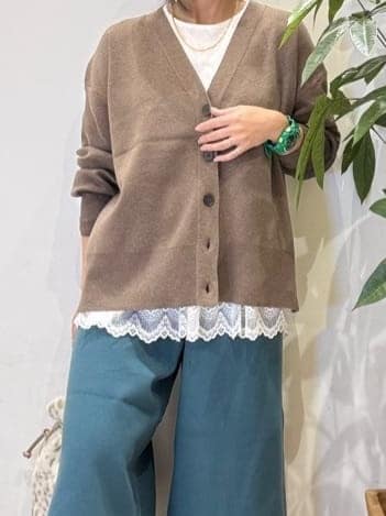 misakiさんの「SHOO･LA･RUE｜【洗える/毛玉レス】表面がきれいなVネックカーディガン」を使ったコーディネート