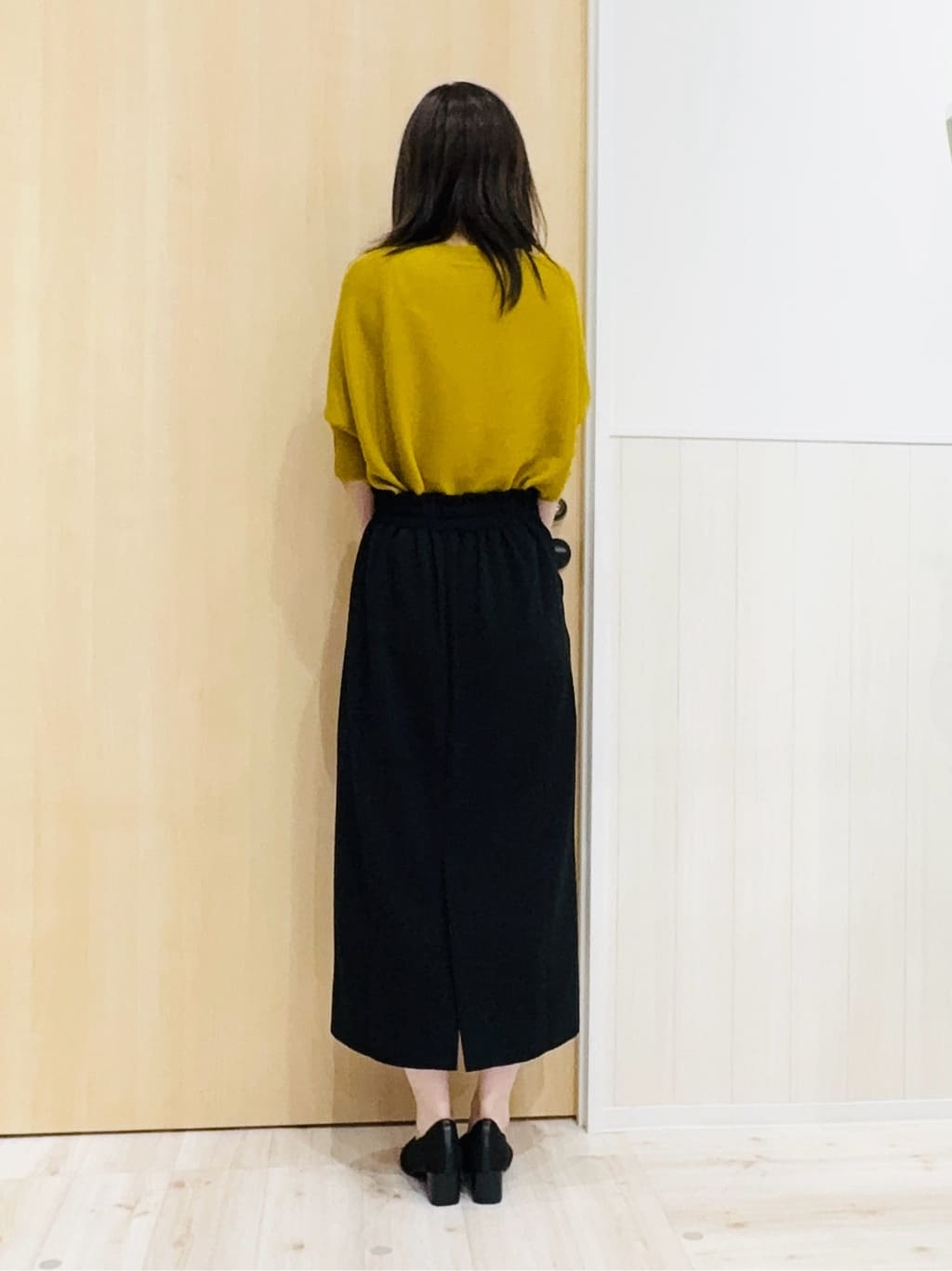 Naさんの「SHOO･LA･RUE｜【洗濯後しわになりにくい】ポケット付き ナロースカート」を使ったコーディネート