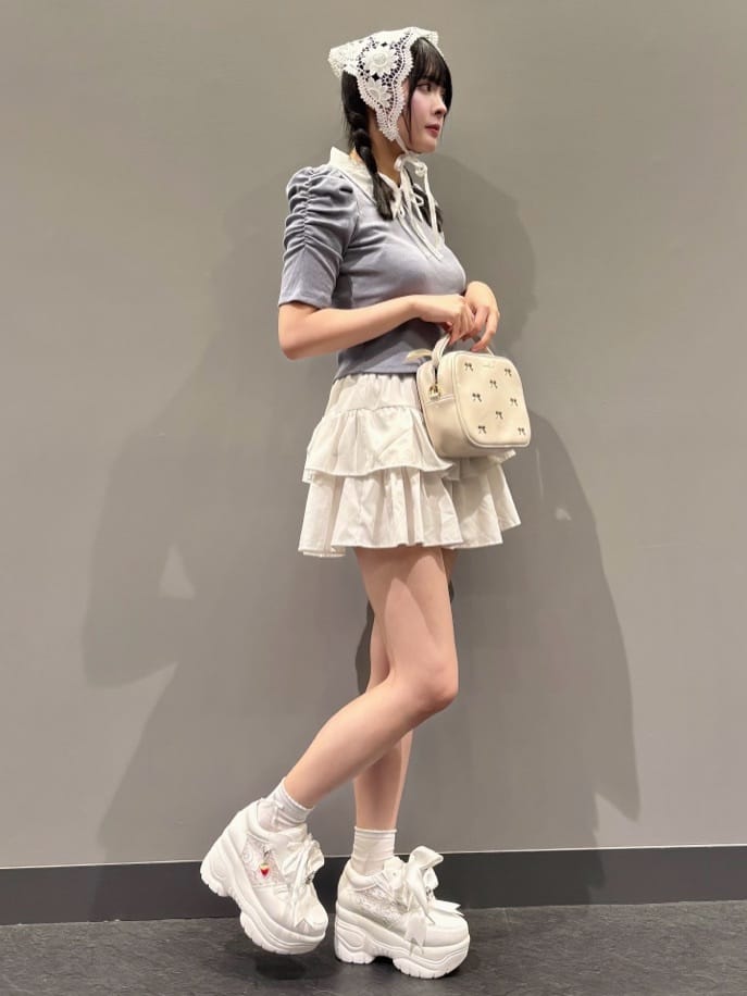 HUANG WEIHSUANさんの「ESPERANZA｜取り外し自由♪マルチWAY厚底レースイチゴチャームスニーカー」を使ったコーディネート