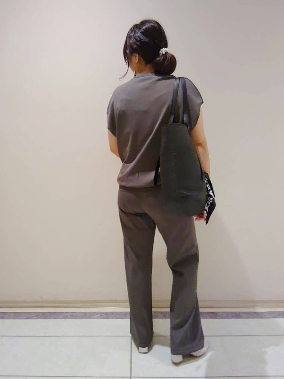 TOMOMIさんの「INDIVI｜【90cm四方】ボタニカル柄大判スカーフ」を使ったコーディネート