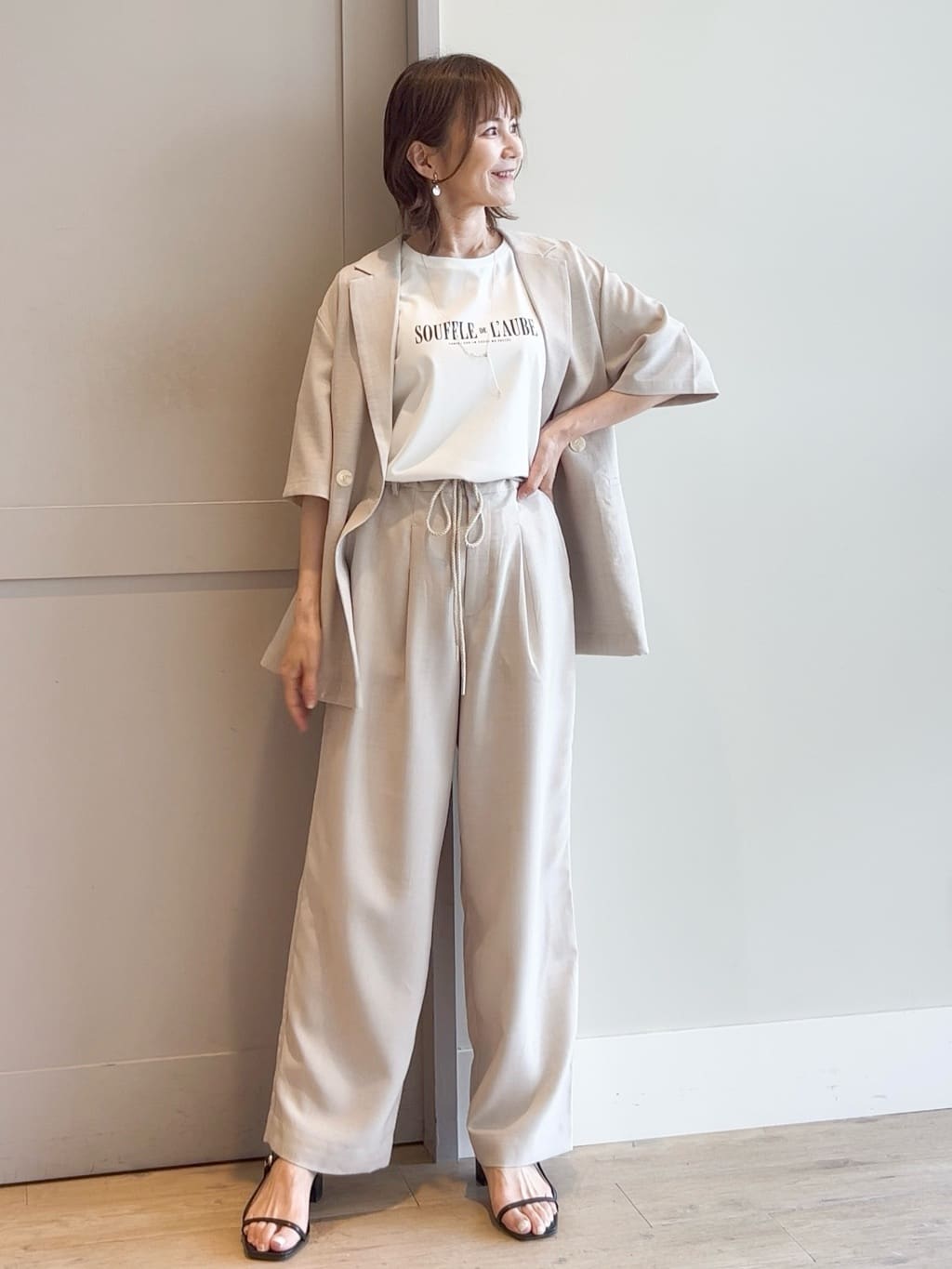 yamakoさんの「grove｜軽やかに羽織れて、きちんと見え ハーフスリーブテーラードジャケット」を使ったコーディネート