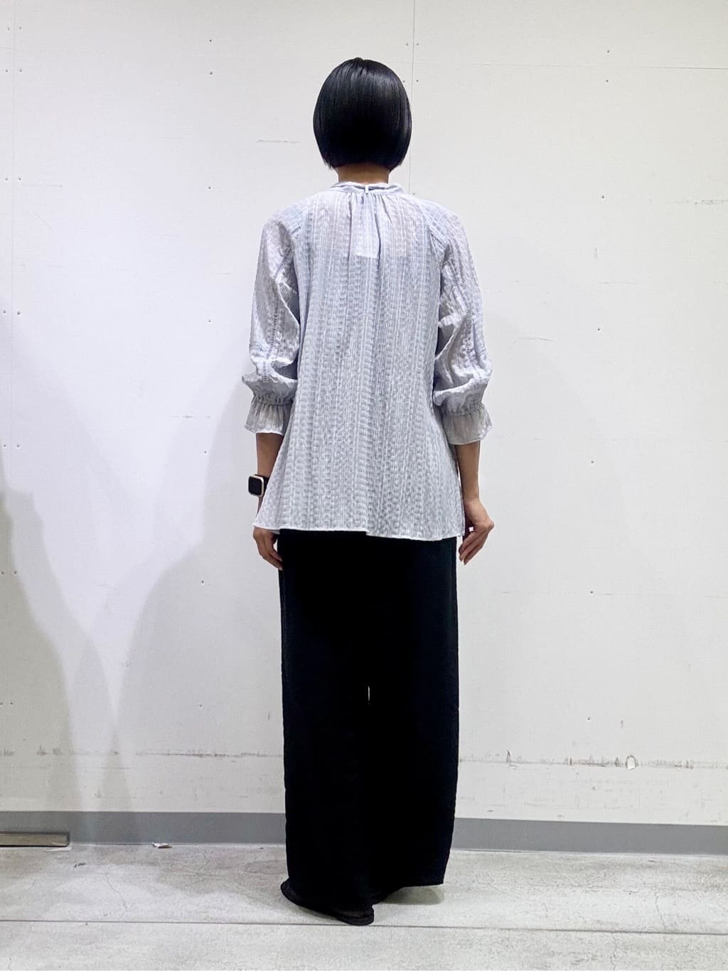 naoさんの「INDIVI｜【洗える／シャーリング素材】ボリューム袖エアリーブラウス」を使ったコーディネート
