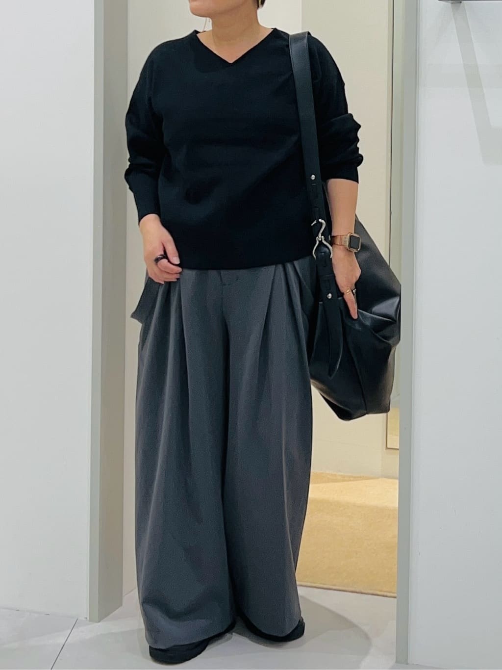 タナさんの「THE SHOP TK｜【すっきりシルエットが叶う】大人のためのVネックニット/毛玉になりにくい/静電気防止/洗濯機OK」を使ったコーディネート