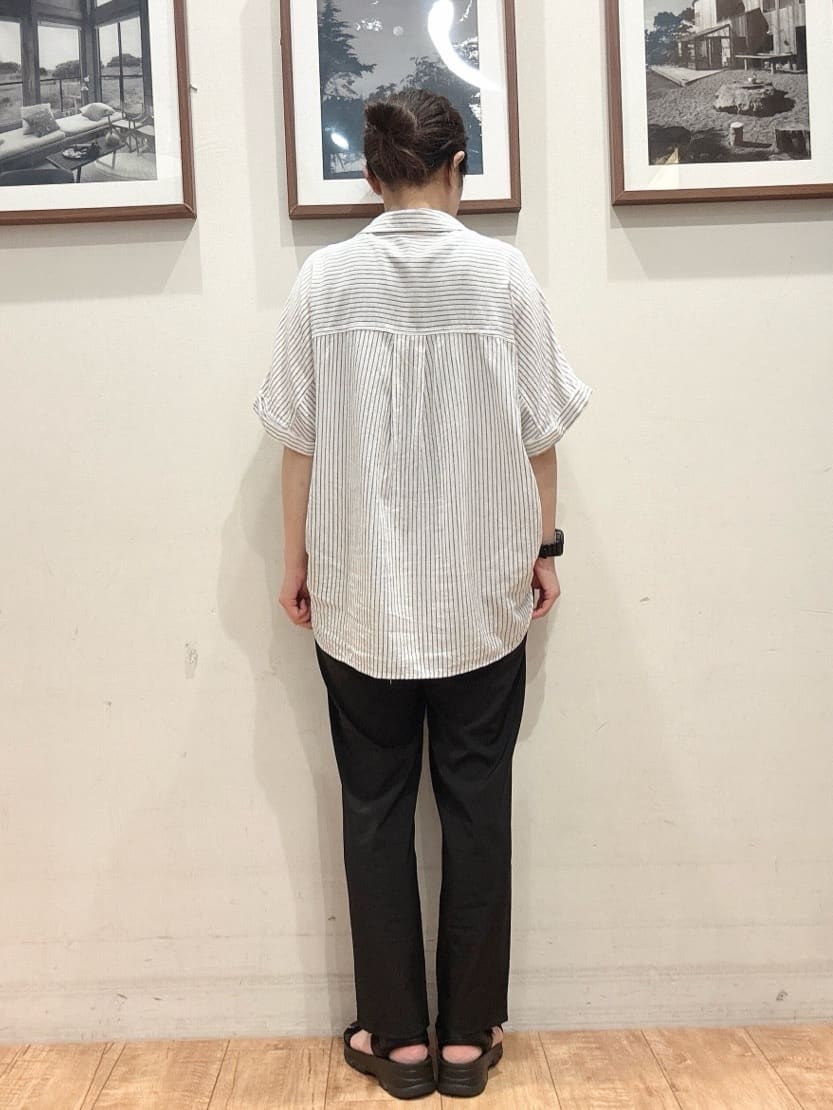 ユウキさんの「SHOO･LA･RUE｜【S-LL/UV/接触冷感/抗菌防臭】体型を自然にカバー フレンチリネンブレンド襟付ドルマンシャツ」を使ったコーディネート
