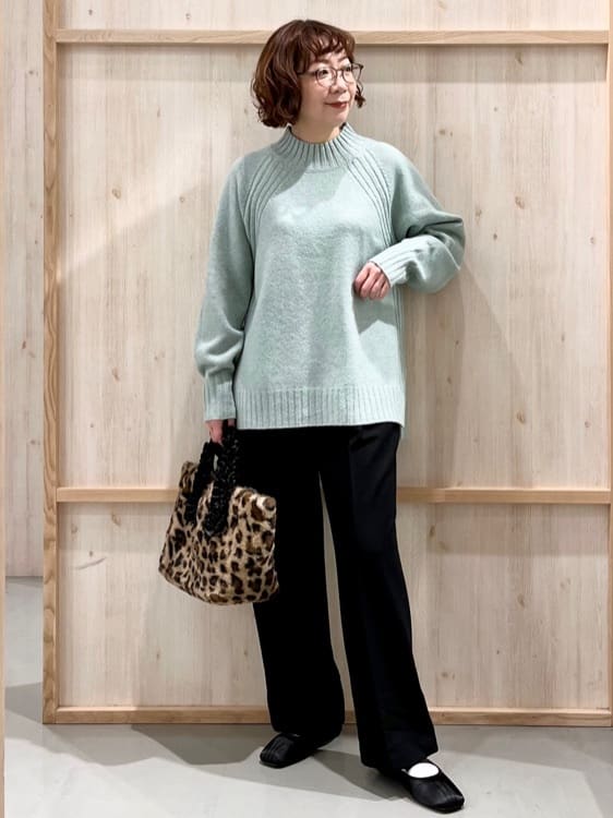 nakoさんの「THE SHOP TK｜ふんわり柔らかきれい色 ウール混ハイネックニット」を使ったコーディネート