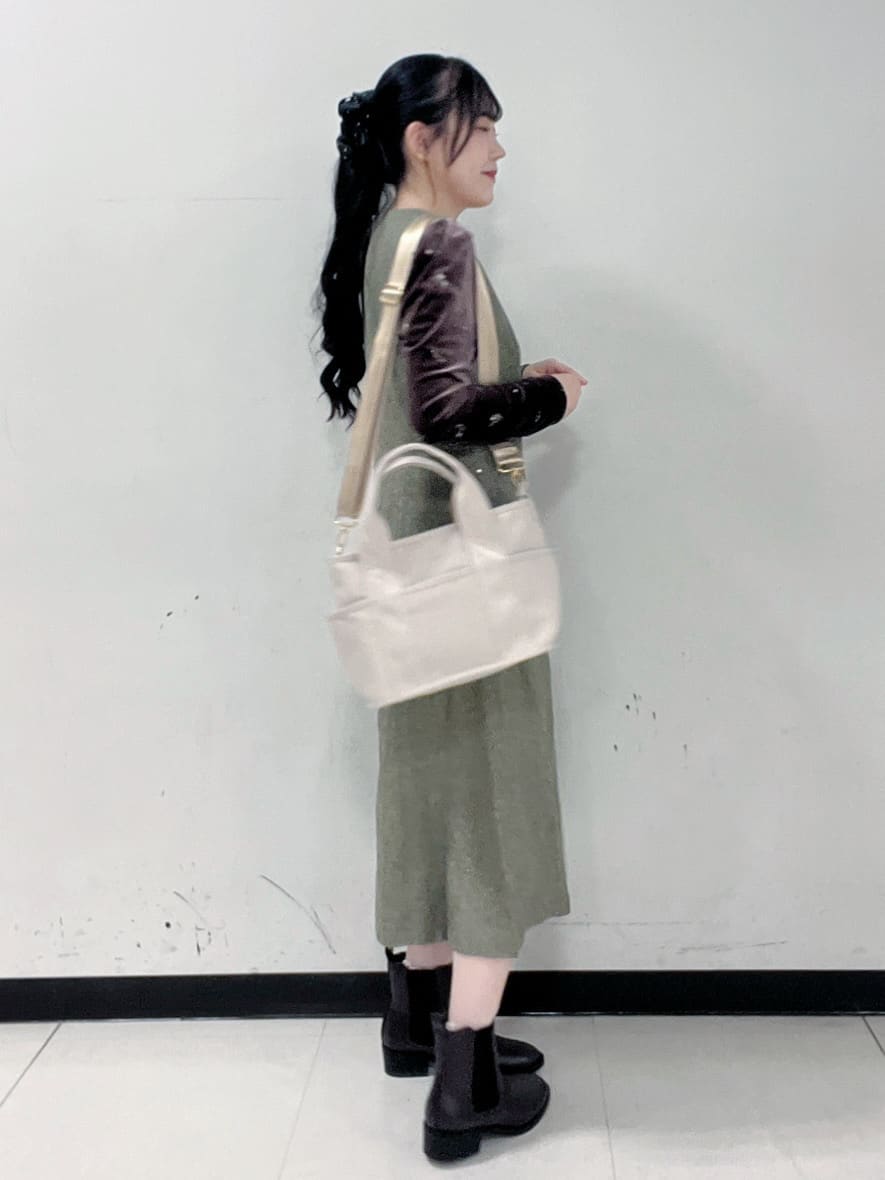 Hitomiさんの「index｜バックシャン小花刺繍ベロアトップス【洗濯機OK】」を使ったコーディネート