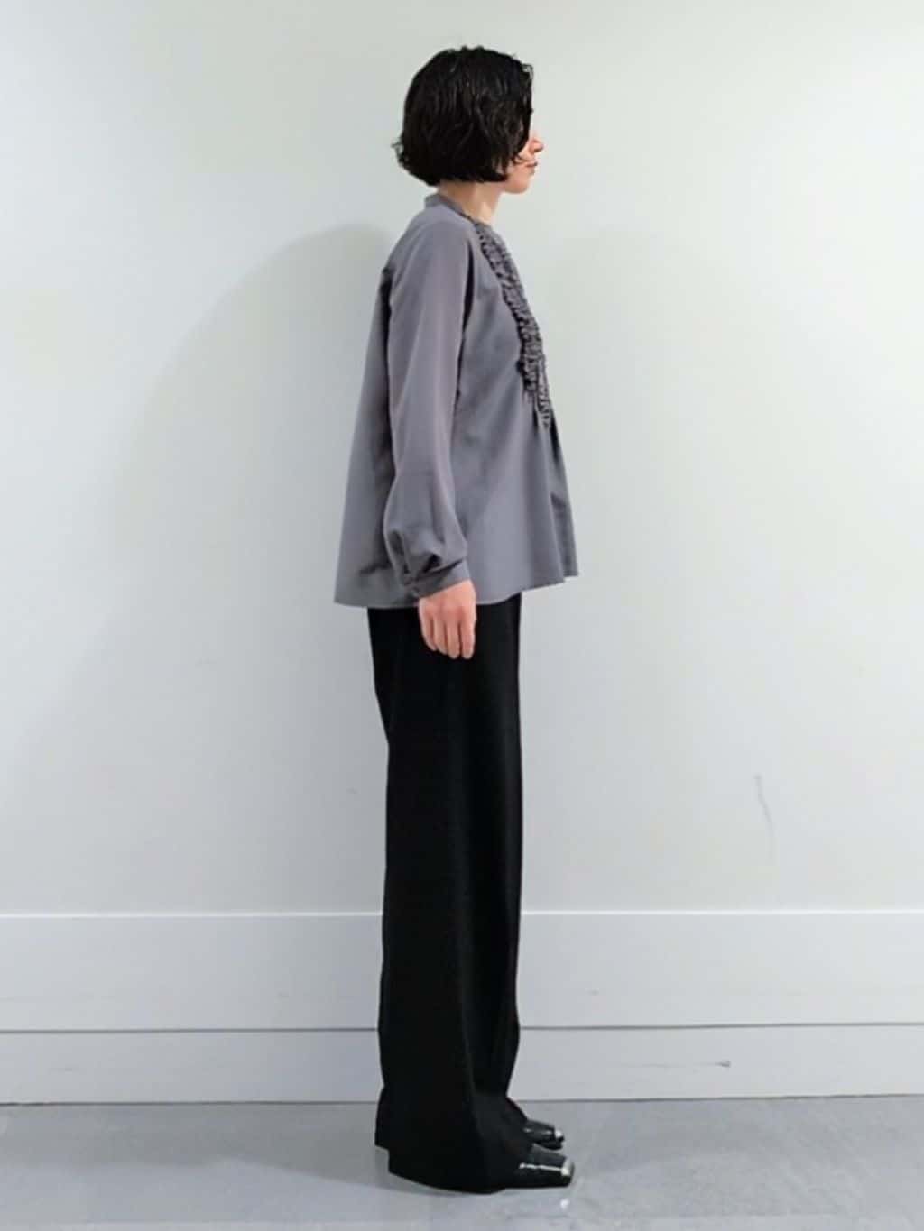 ミズタさんの「UNTITLED｜【1枚で着映え/オンオフ着回し】フリルサテンブラウス」を使ったコーディネート