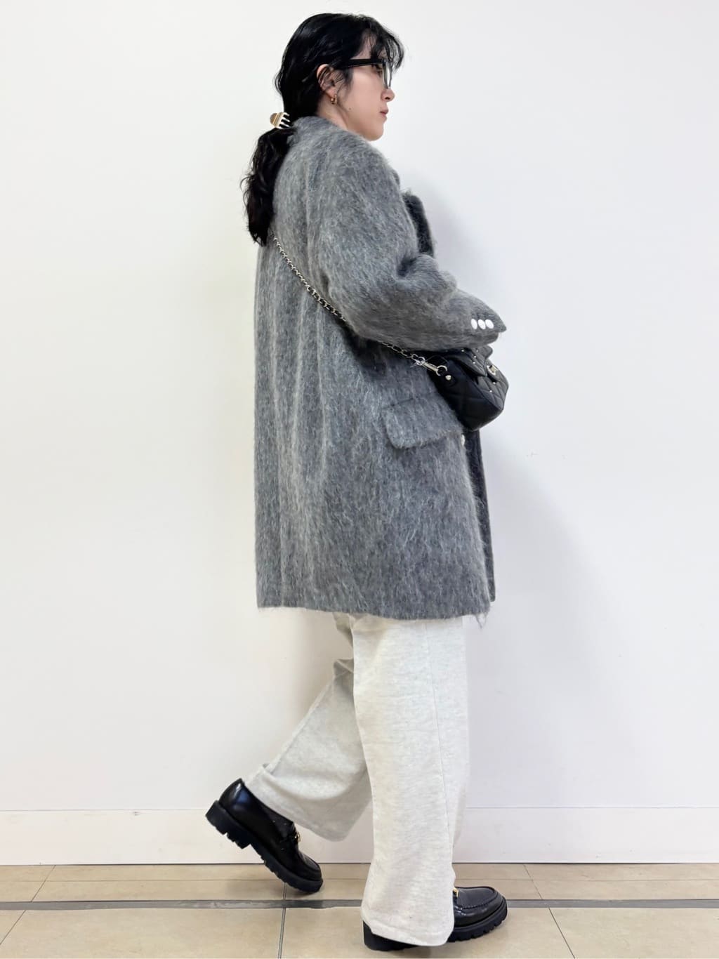 YOKOTAさんの「DRESSTERIOR｜アルパカブレンドVネックニット」を使ったコーディネート