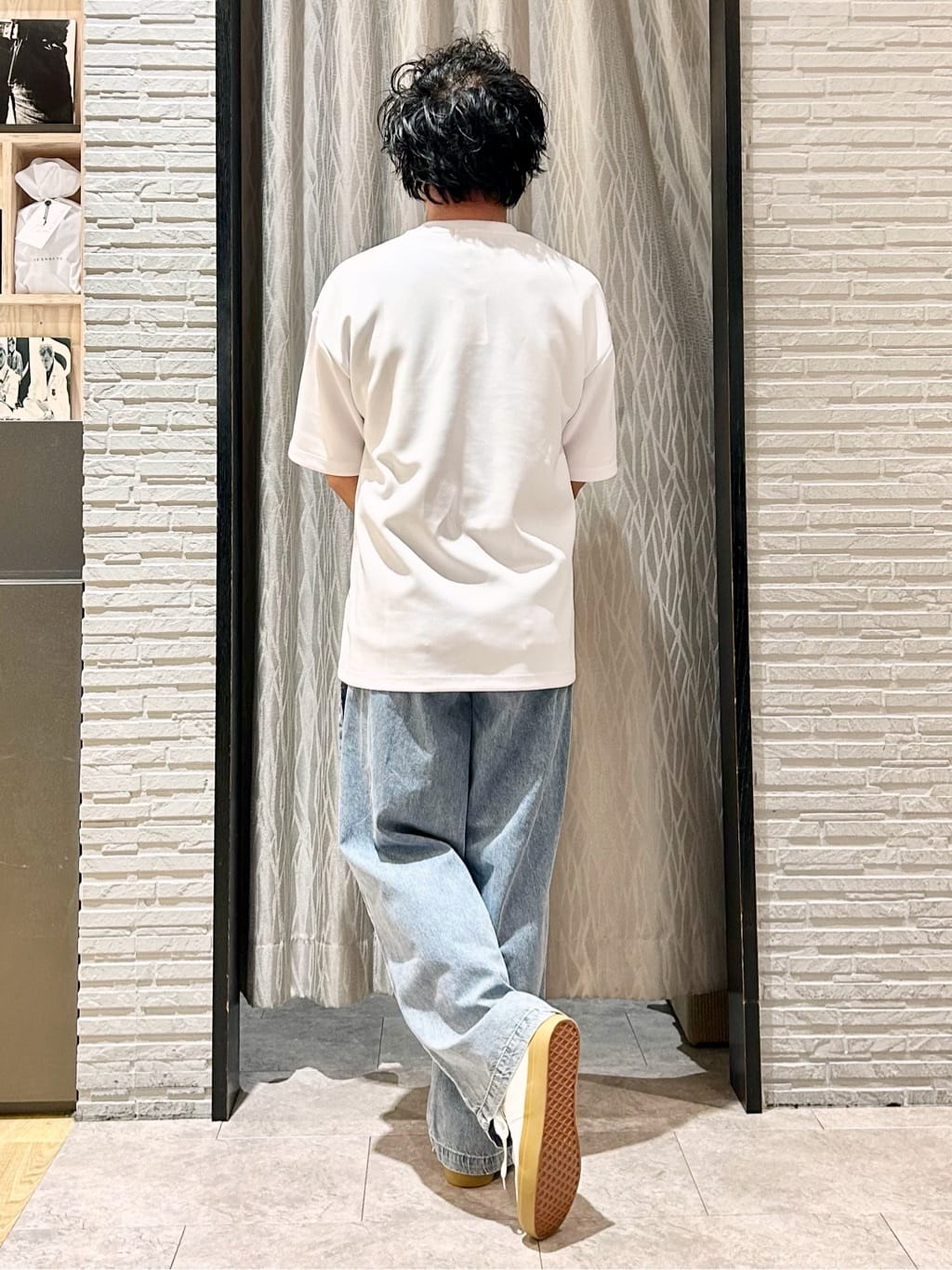 KENJI Iさんの「THE SHOP TK｜コード刺繍フォトプリント半袖Tシャツ 【洗濯機OK】」を使ったコーディネート
