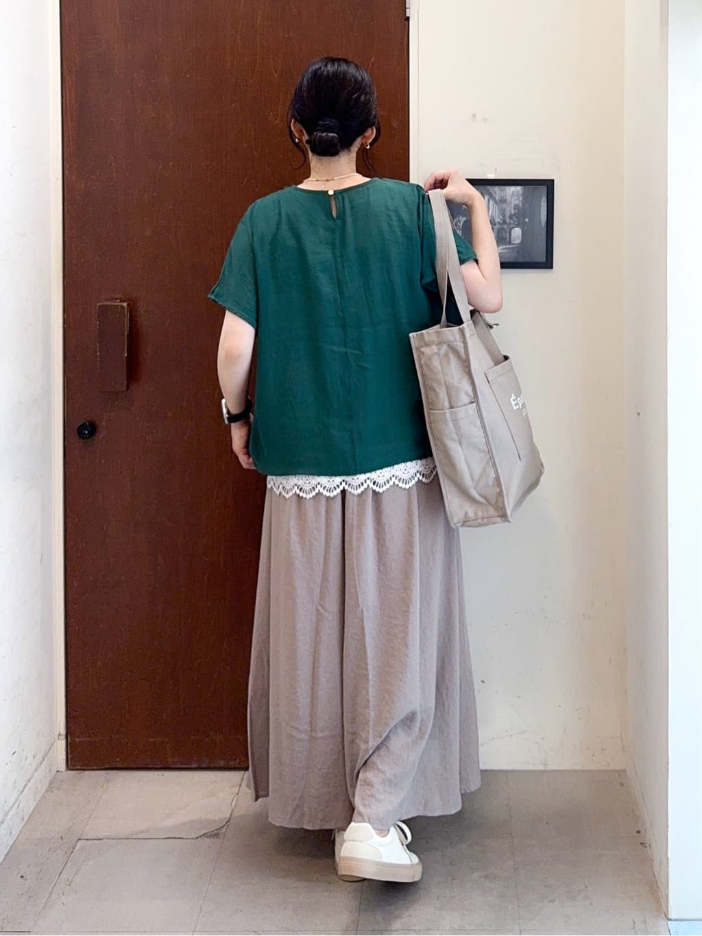 𝐇𝐢𝐫𝐨𝐦𝐢さんの「SHOO･LA･RUE｜【S-LL】着るだけで簡単にコーデが決まる レースレイヤード風ドルマントップス」を使ったコーディネート