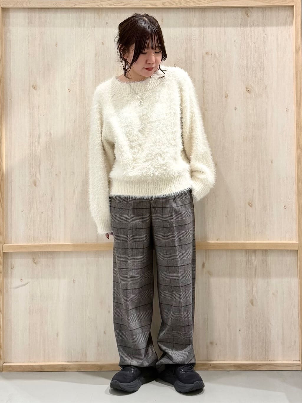 nanaさんの「THE SHOP TK｜着るたびときめく ふんわりフェザーシャギーニット」を使ったコーディネート