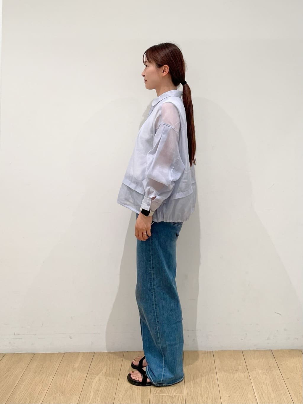 maiさんの「INDIVI｜【褒められデニム】ワイドストレート デニムパンツ」を使ったコーディネート