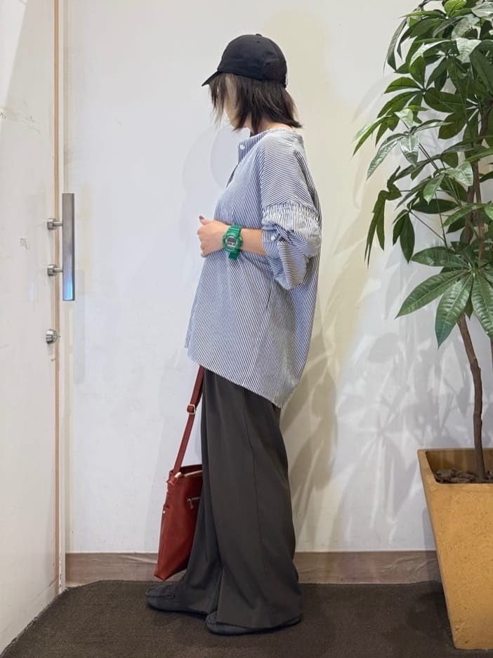 misakiさんの「SHOO･LA･RUE｜【洗濯後しわになりにくい/吸水速乾/UVカット】着こなしで雰囲気いろいろ　お袖シャーリングシャツ」を使ったコーディネート