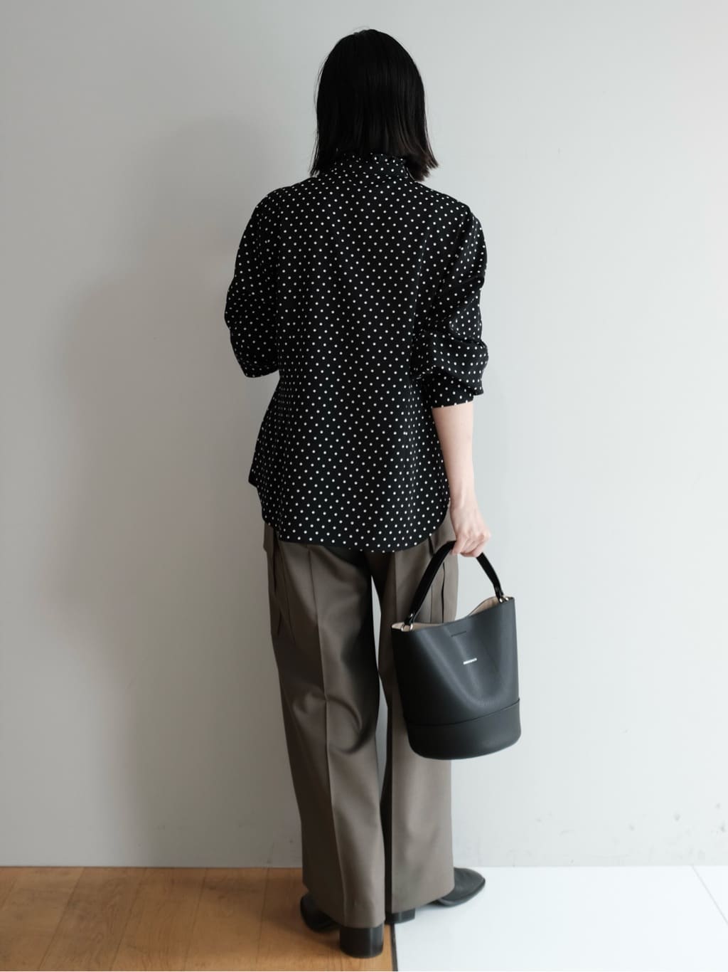 Kishimotoさんの「DRESSTERIOR｜シュリンクレザーバケットBAG」を使ったコーディネート