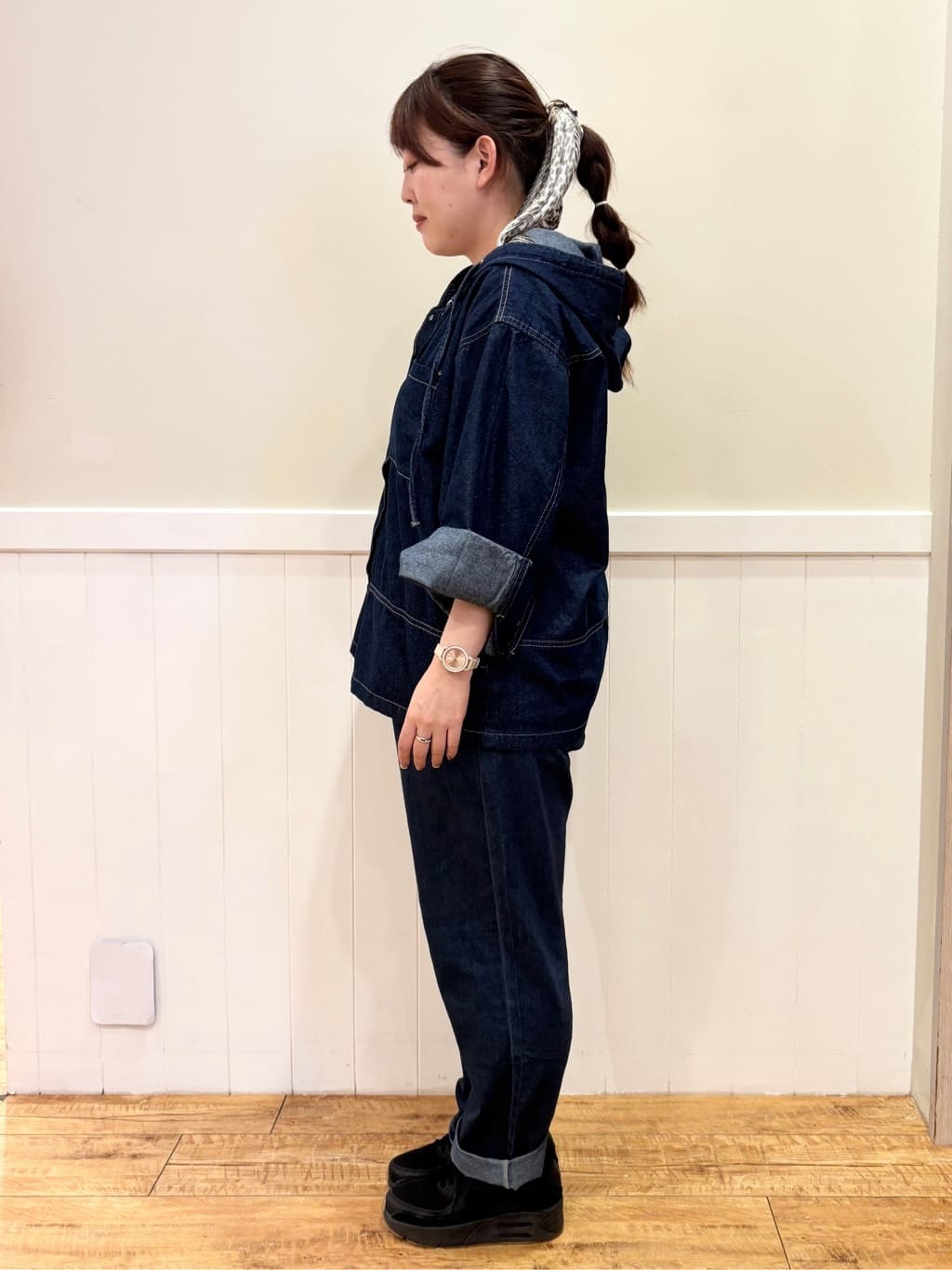 ハチさんの「SHOO･LA･RUE｜【高レビュー/SS-LL/美脚シルエット】自然に体型カバー イージーデニム テーパードパンツ」を使ったコーディネート