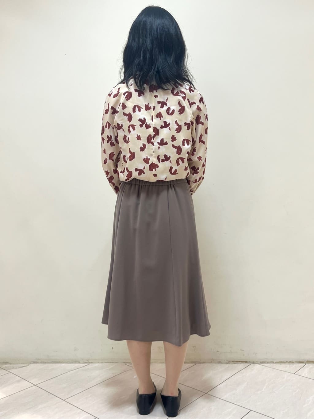yanaさんの「Reflect｜【ジャケットのインナーにおすすめ◎】花柄タックデザインブブラウス」を使ったコーディネート