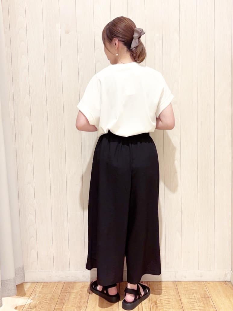 あいこさんの「SHOO･LA･RUE｜【S-LL/汗ジミ軽減/ひんやり/UV】体型カバーに タック入りドルマントップス」を使ったコーディネート