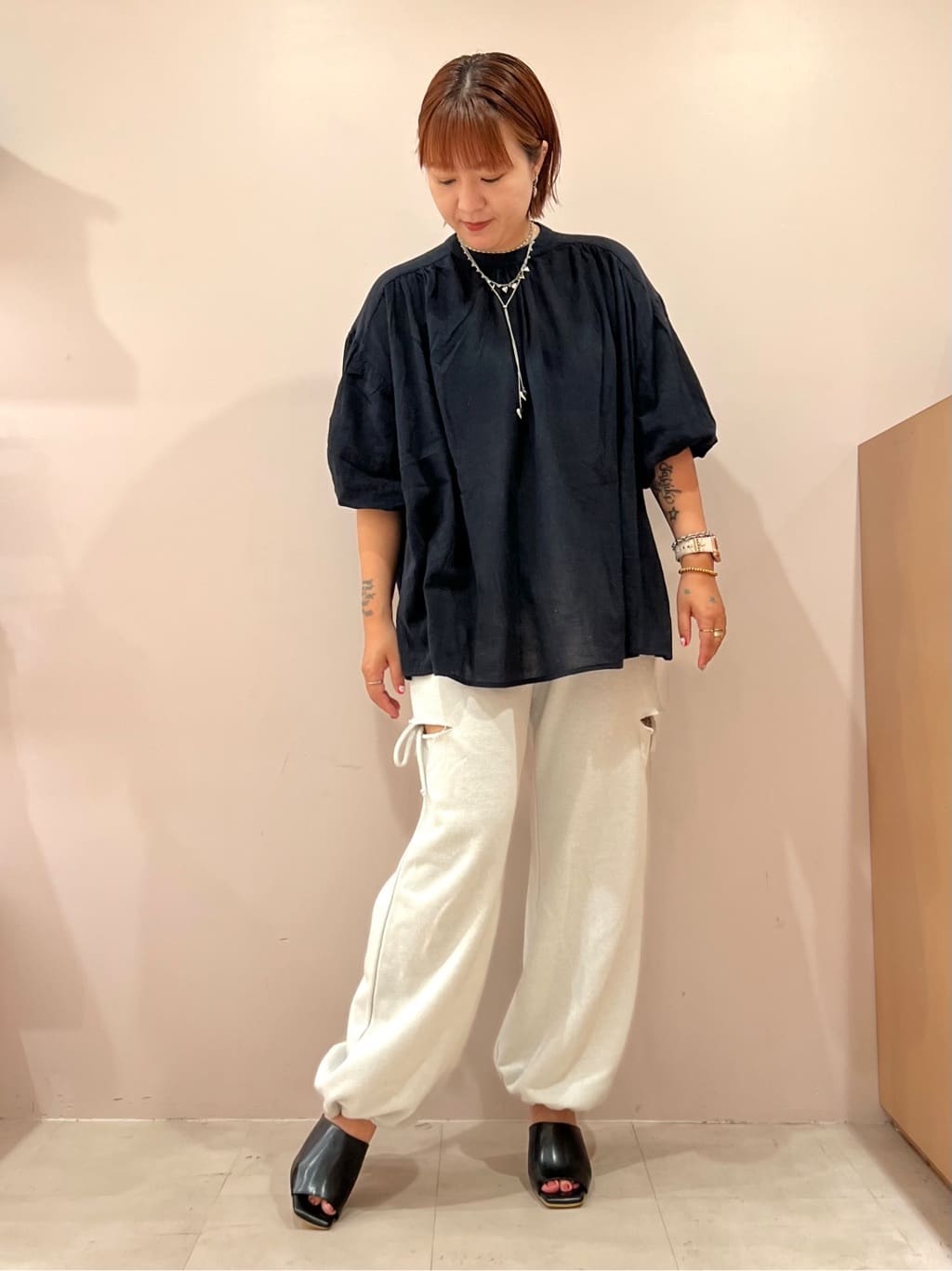 TAKAさんの「ESPERANZA｜スクエアトゥブロックヒールミュール」を使ったコーディネート