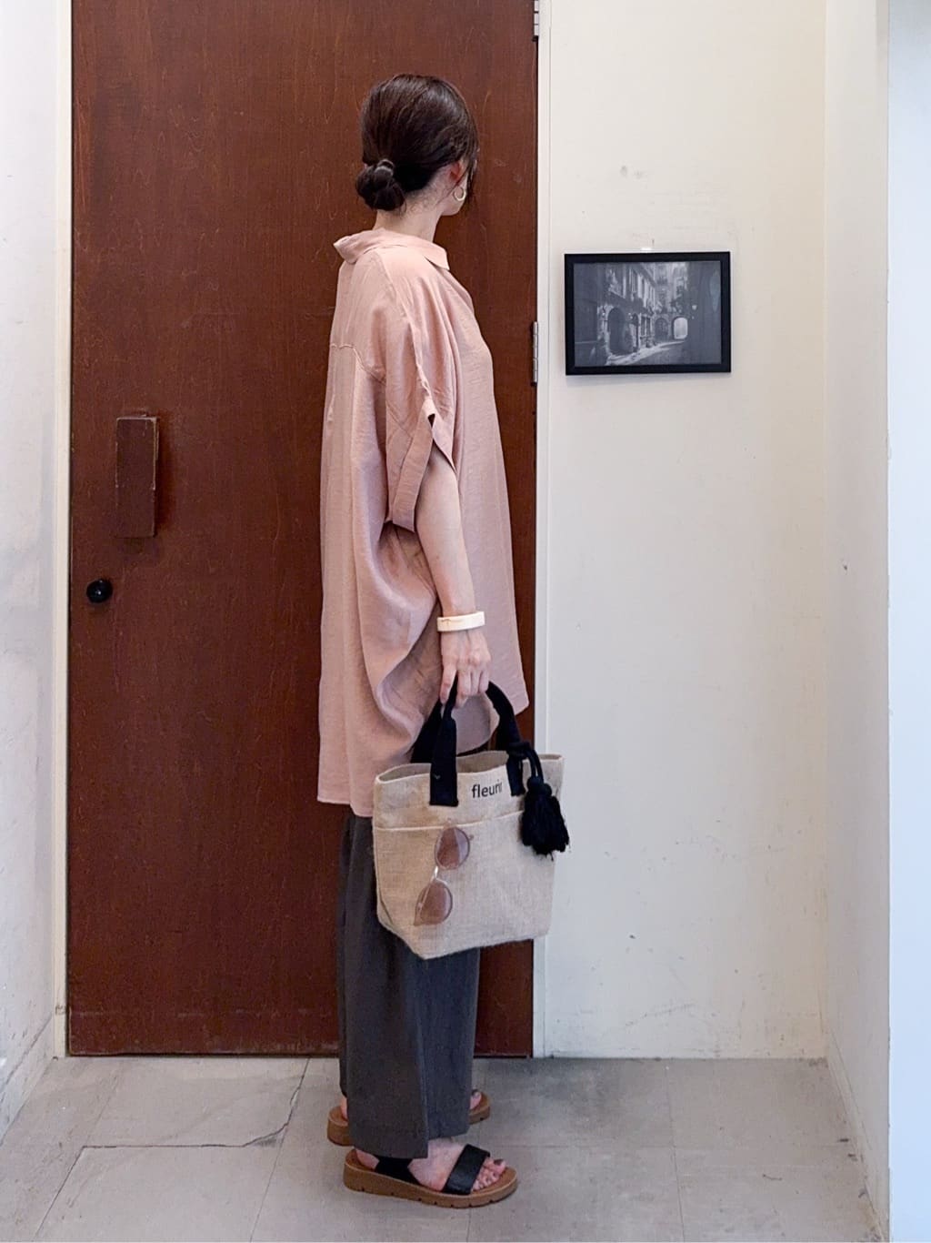 𝐇𝐢𝐫𝐨𝐦𝐢さんの「SHOO･LA･RUE｜【ひんやり】すっきりきれいに体型カバー コクーンシルエットワンピース」を使ったコーディネート