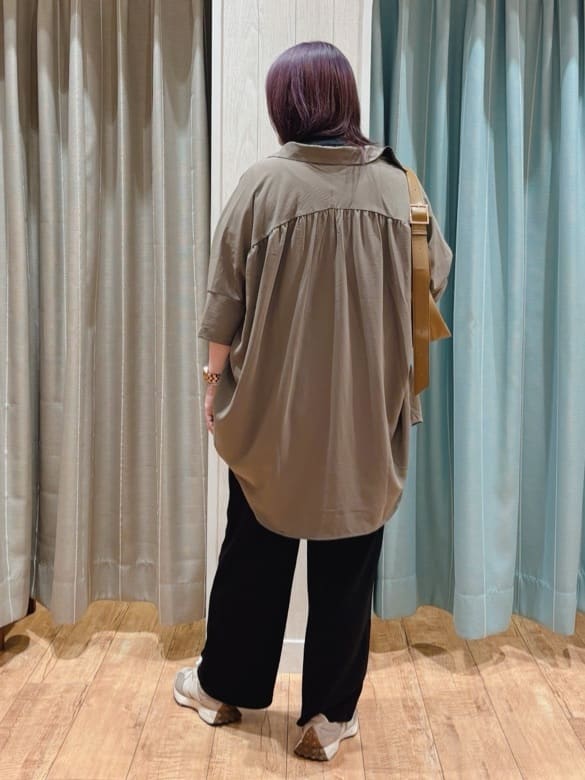 HANAさんの「SHOO･LA･RUE｜【S-LL/汗ジミ軽減/ひんやり/UV】体型カバーに タック入りドルマントップス」を使ったコーディネート
