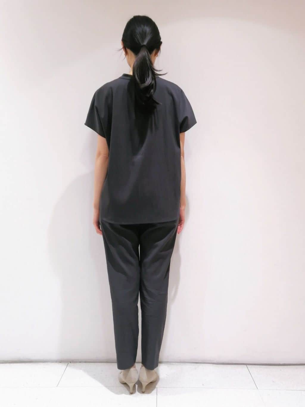ayanoさんの「INDIVI｜【パンツ人気1位／褒められパンツ／洗える】ウエストゴムタックテーパードパンツ」を使ったコーディネート