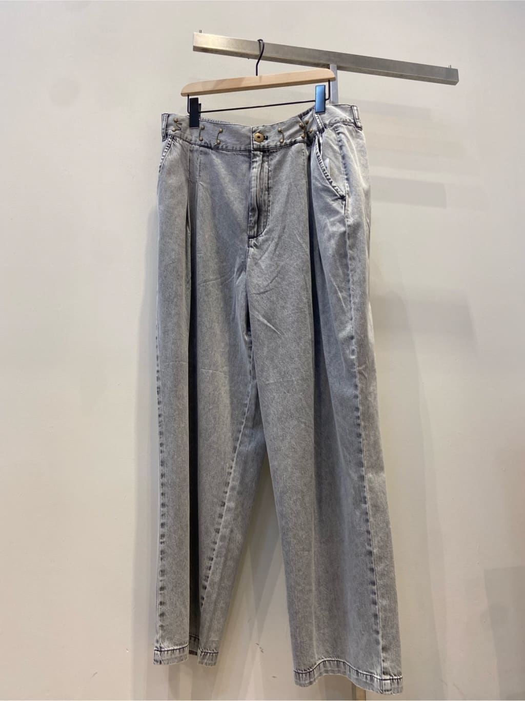 GENさんの「THE SHOP TK｜ツータックワイドデニムパンツ」を使ったコーディネート