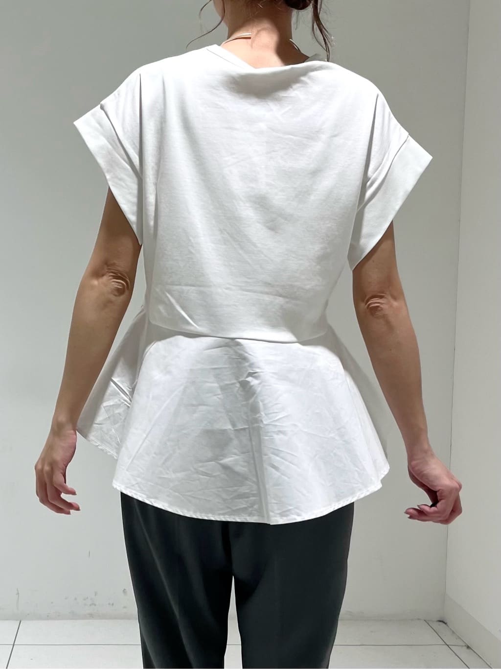 shioriさんの「INDIVI｜【接触冷感／セットアップ対応】イージーテーパードパンツ【通勤・セレモニー】」を使ったコーディネート