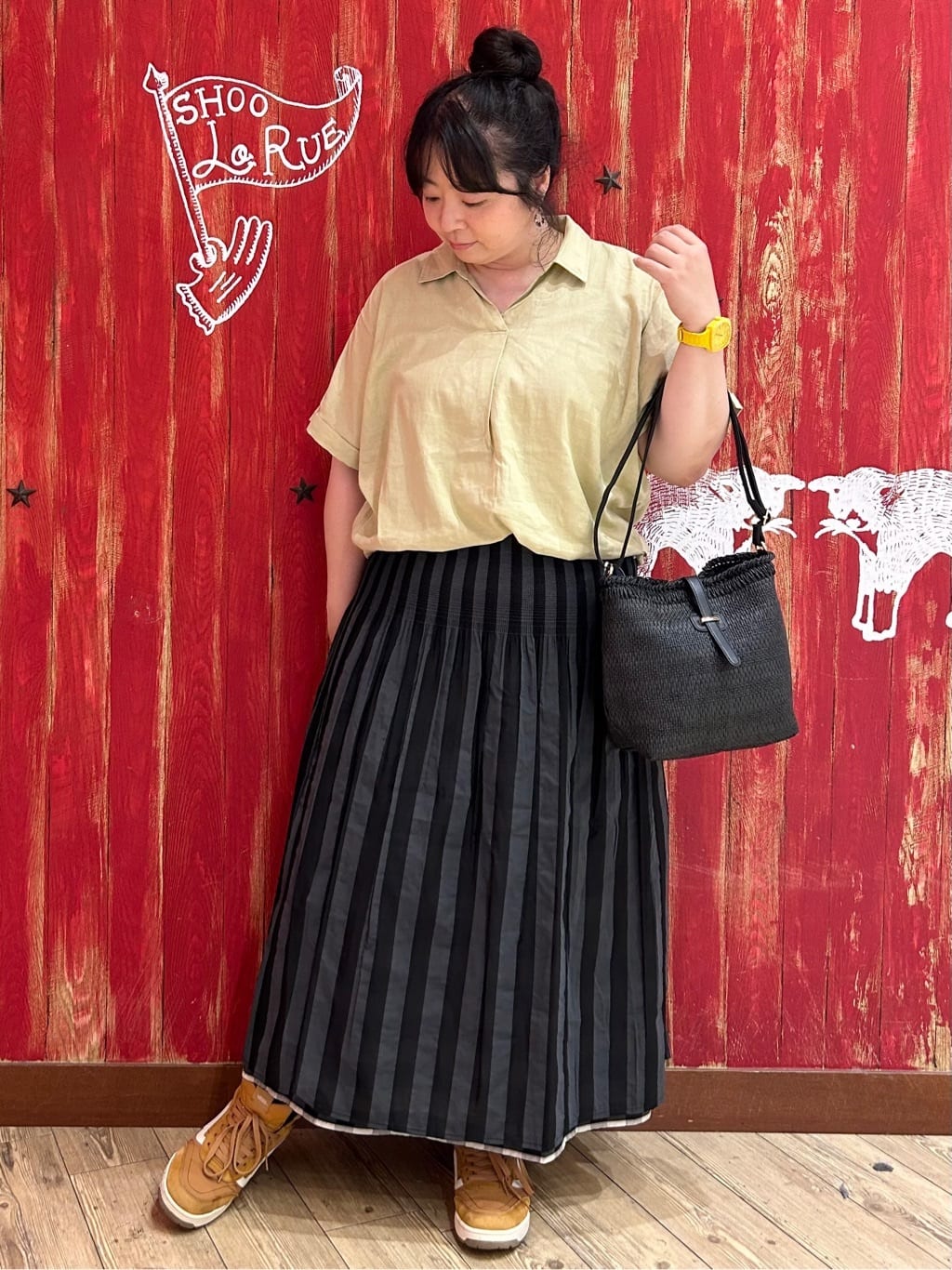 みりぽんさんの「SHOO･LA･RUE｜【S-LL/UV/接触冷感/抗菌防臭】体型を自然にカバー フレンチリネンブレンド襟付ドルマンシャツ」を使ったコーディネート