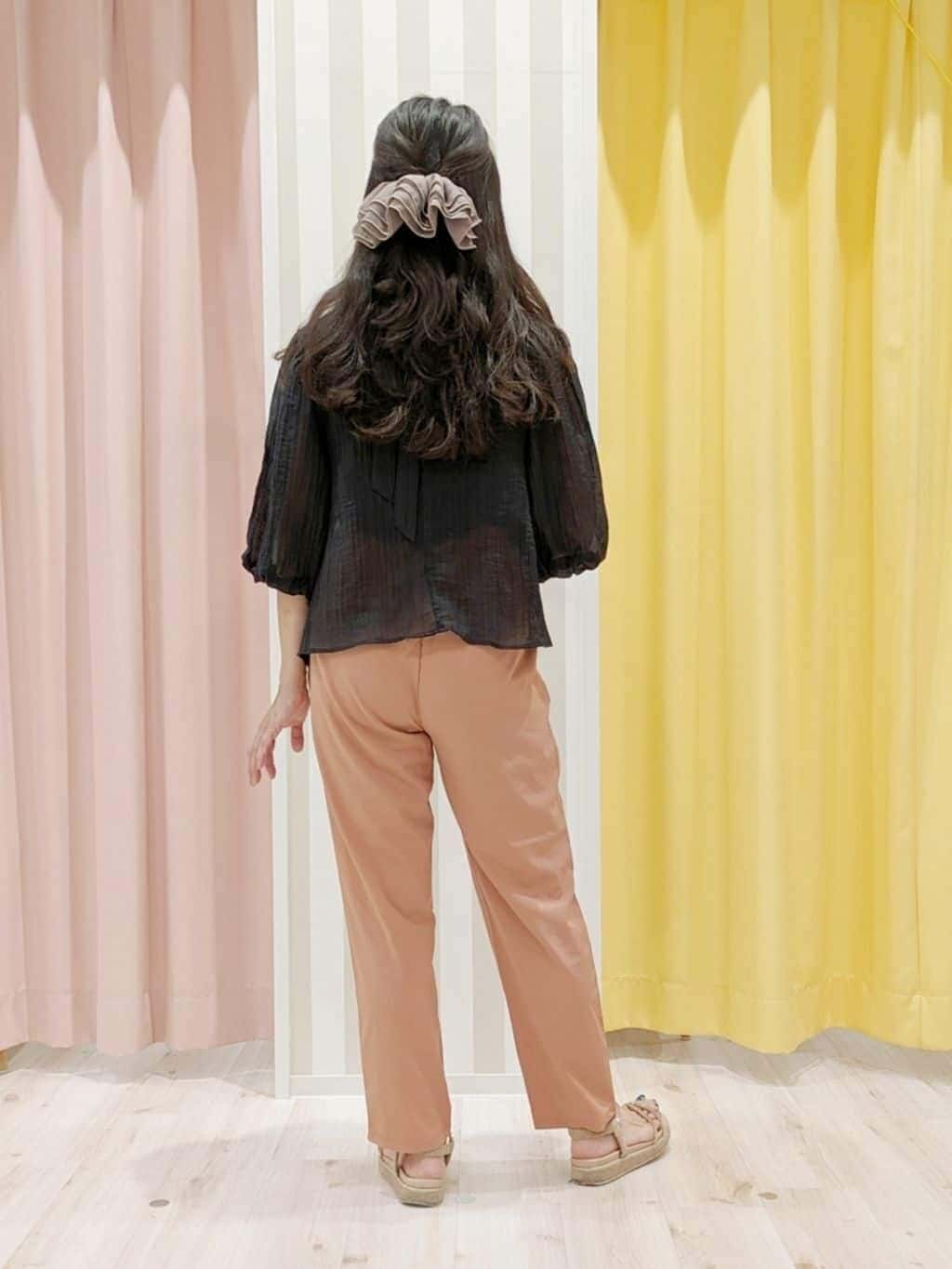 かずみさんの「SHOO･LA･RUE｜【S-LL/前後2WAY】バルーンスリーブが華やか こなれ見えシアーブラウス」を使ったコーディネート