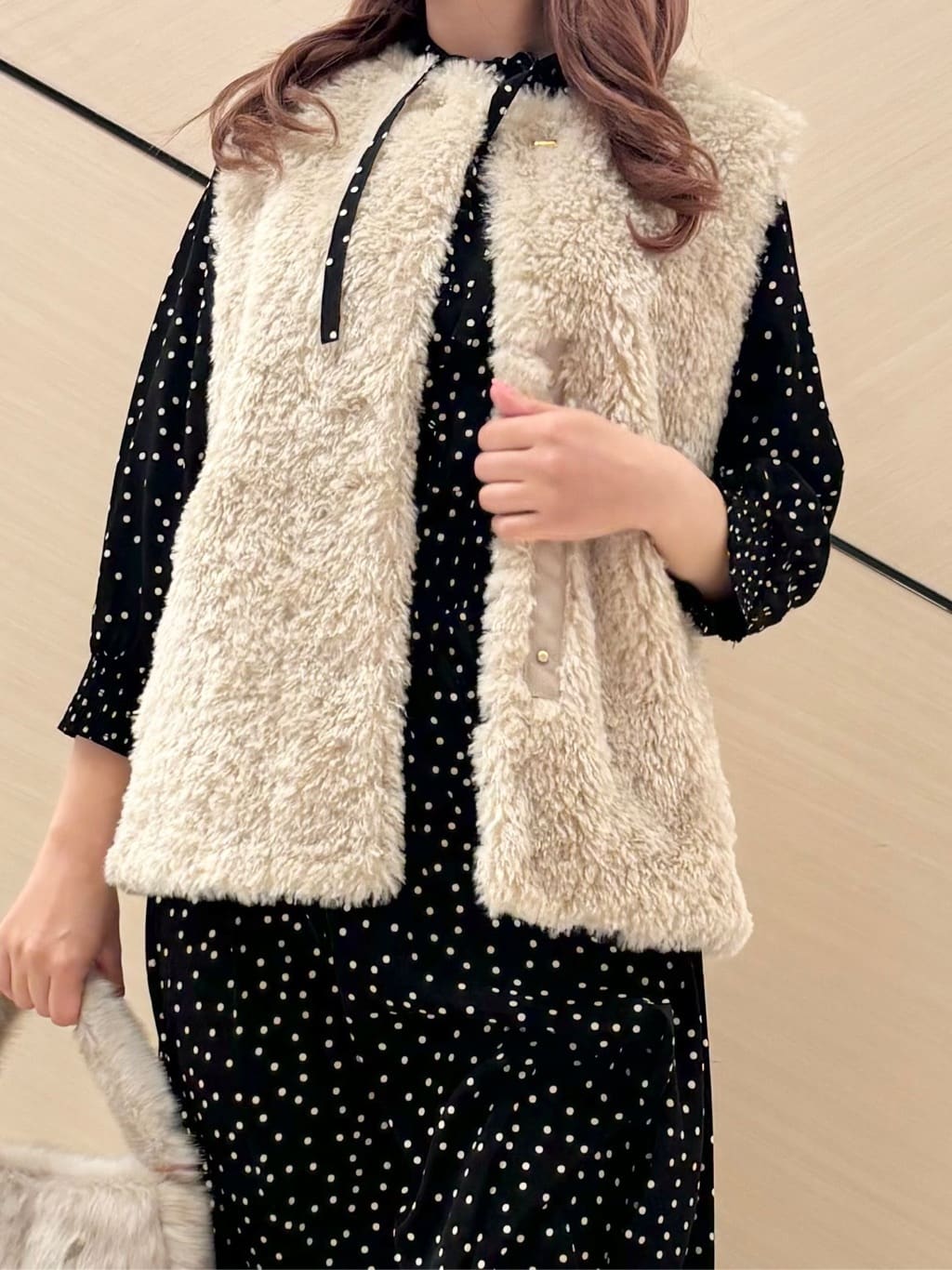 Rinaさんの「DRESSTERIOR｜◆コンパクトフェイクファーバッグ」を使ったコーディネート