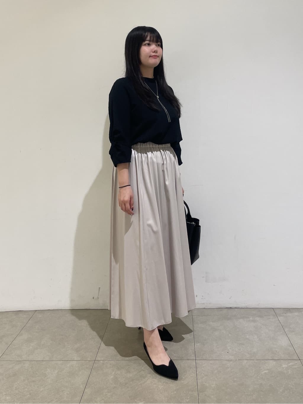 emikaさんの「INDIVI｜レザー調ギャザースカート」を使ったコーディネート