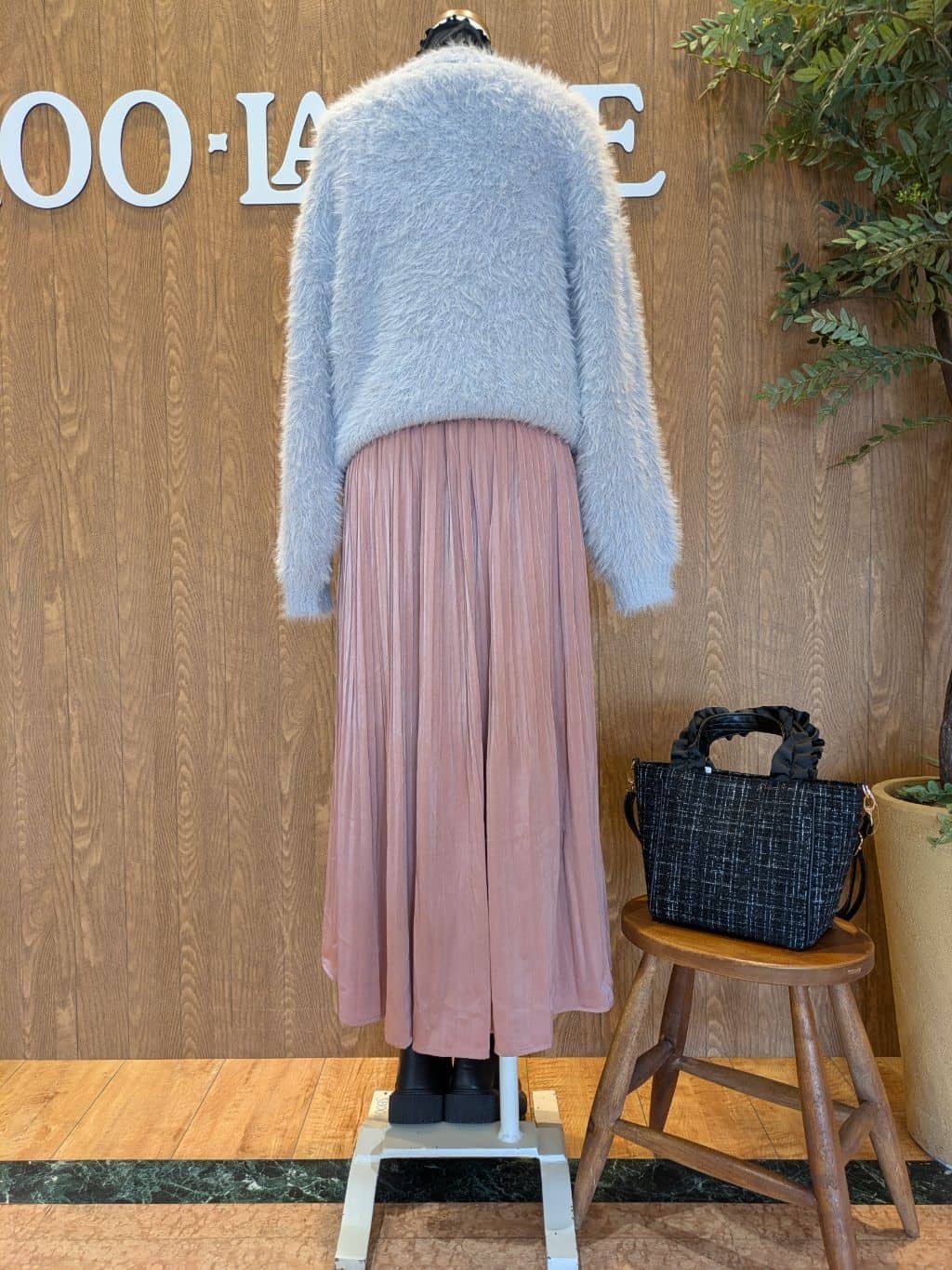 MARIEさんの「SHOO･LA･RUE｜ふんわり柔らか ロゴフェザーニット」を使ったコーディネート