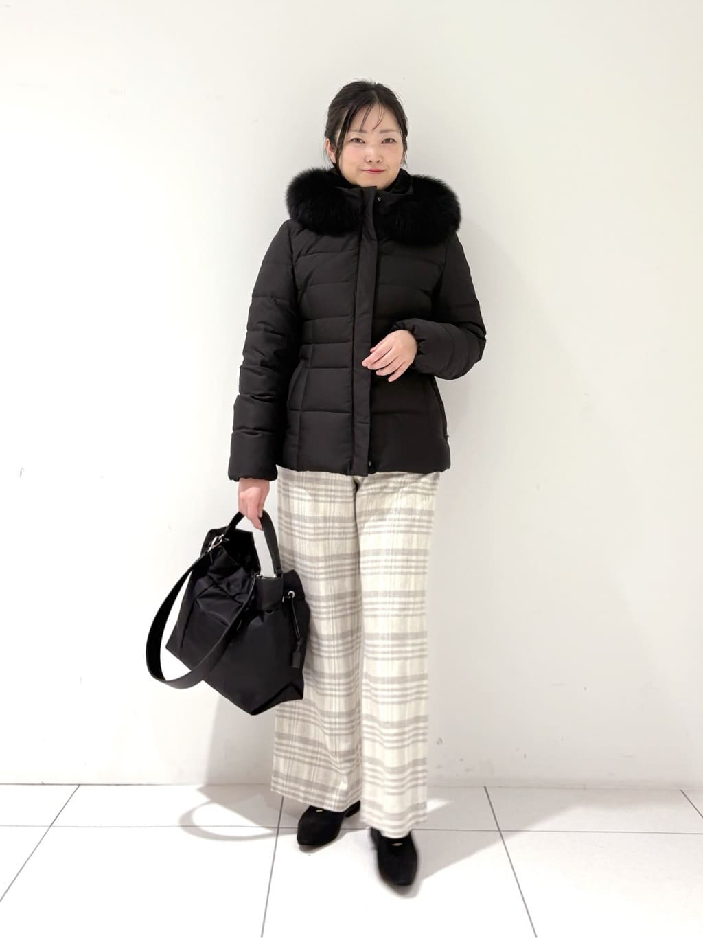 momokoさんの「INDIVI｜【名品／撥水／抗菌防臭】ショート丈リサイクルダウンコート」を使ったコーディネート