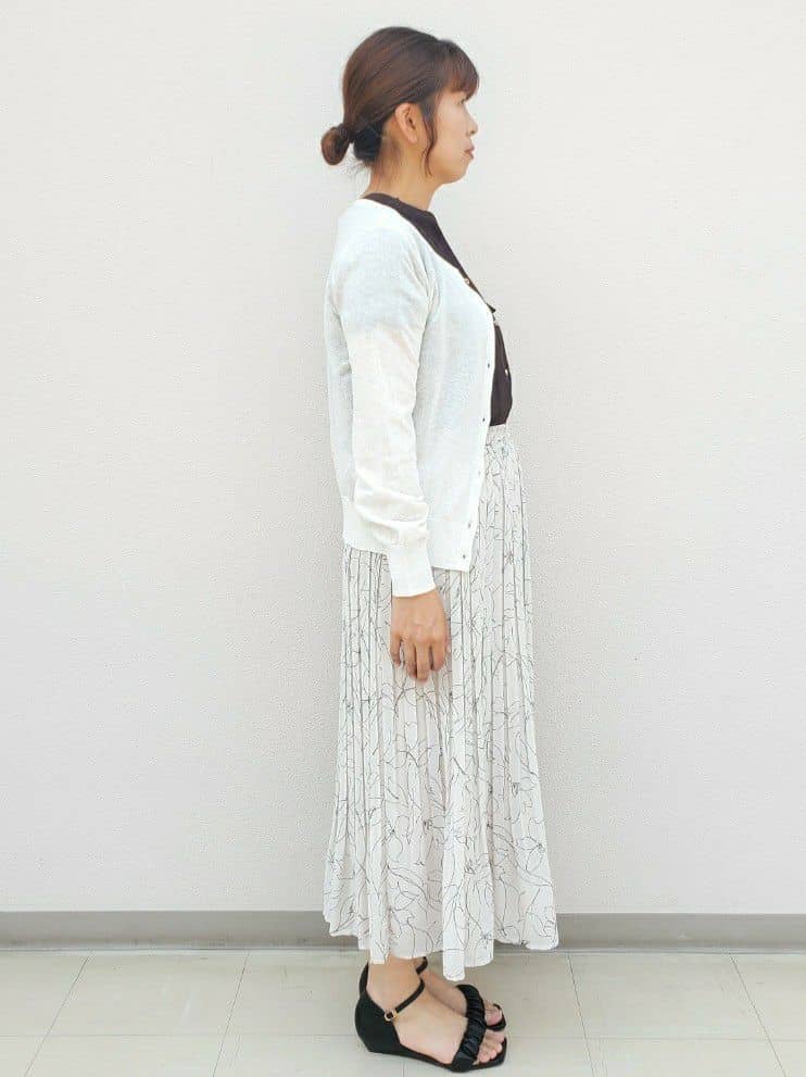 mamiさんの「index｜《7色展開／XS-LLサイズ》ビジューボタンクルーネックカーディガン【洗濯機洗い可】」を使ったコーディネート