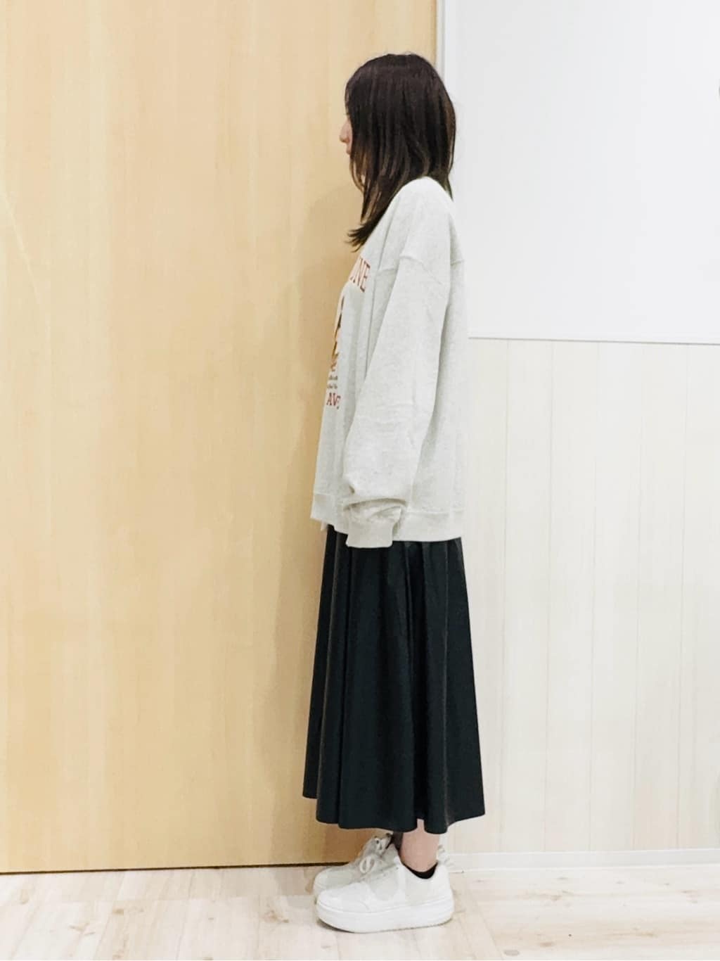 Naさんの「SHOO･LA･RUE｜【S-LL】大人の抜け感 合皮フレアスカート」を使ったコーディネート