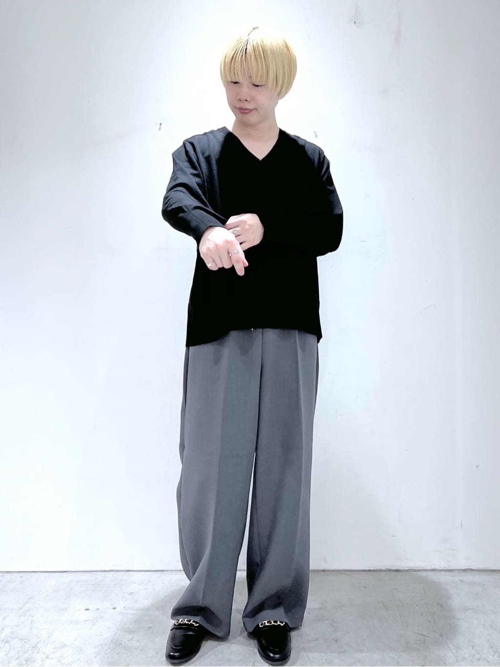 JINさんの「OPAQUE.CLIP｜リラクシーVネックニット【洗濯機洗OK】《6col》」を使ったコーディネート