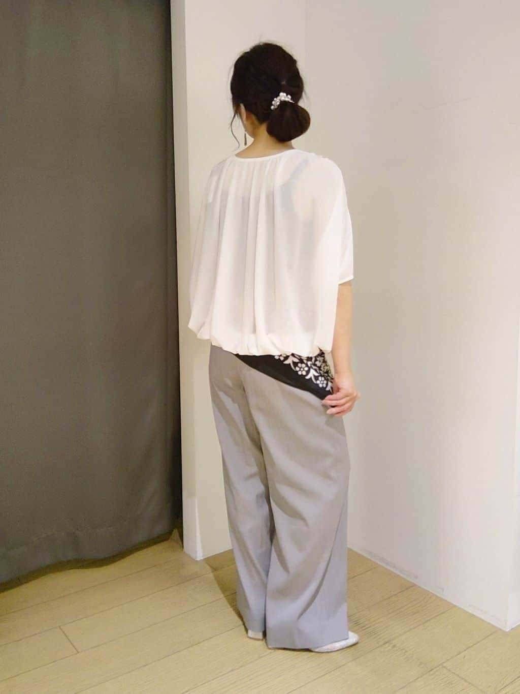 TOMOMIさんの「INDIVI｜【洗える／体型カバー】シャーリングシアートップス」を使ったコーディネート