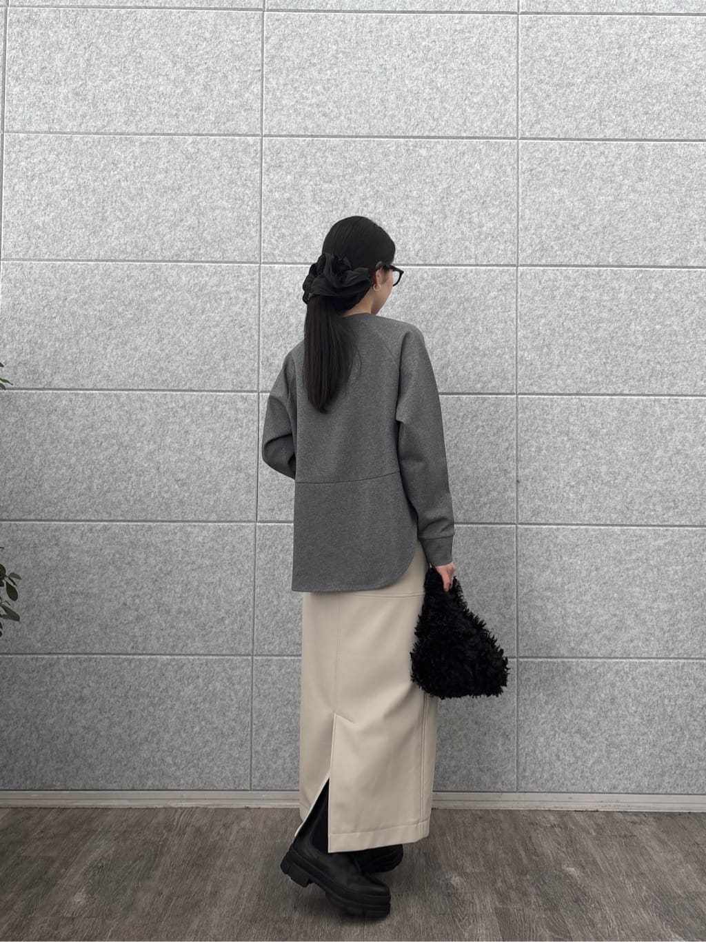 ひなさんの「INDIVI｜【セットアップ対応】シンセティックレザースカート」を使ったコーディネート